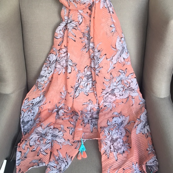 STEVE MADDEN PLEATED HIBISCUS OVERSIZED SCARF WRAP - Picture 2 of 3